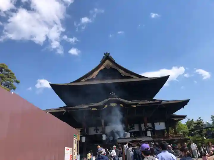 善光寺の{uncategorized: "未分類", other: "その他", undefined: "問題あり", building: "その他建物", grave: "お墓", sacred_gate: "鳥居", guardian: "狛犬", statue: "像", buddha: "仏像", history: "歴史", nature: "自然", garden: "庭園", animal: "動物", pagoda: "塔", temizu: "手水舎", mountain_gate: "山門・神門", sanctuary: "本殿・本堂", subordinate: "末社・摂社", art: "芸術", scenery: "景色", jizo: "地蔵", ema: "絵馬", goshuin: "御朱印", omikuji: "おみくじ", items: "授与品その他", amulet: "お守り", goshuincho: "御朱印帳", eats: "食事", festival: "お祭り", votive_dance: "神楽", shichigosan: "七五三参", wedding: "結婚式", experience: "体験その他", initially: "初詣", around: "周辺", anti_infection: "感染症対策"}