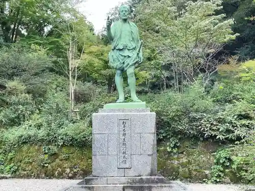 八幡神社松平東照宮の像