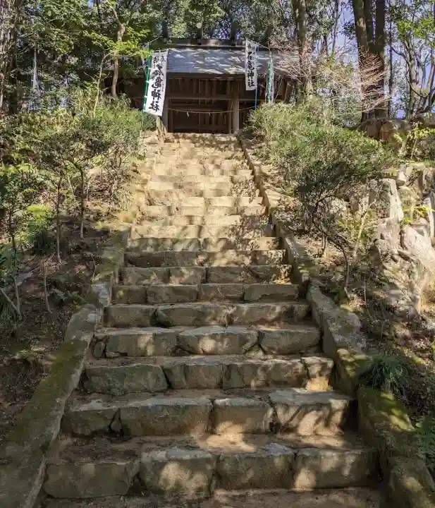 石亀神社の{uncategorized: "未分類", other: "その他", undefined: "問題あり", building: "その他建物", grave: "お墓", sacred_gate: "鳥居", guardian: "狛犬", statue: "像", buddha: "仏像", history: "歴史", nature: "自然", garden: "庭園", animal: "動物", pagoda: "塔", temizu: "手水舎", mountain_gate: "山門・神門", sanctuary: "本殿・本堂", subordinate: "末社・摂社", art: "芸術", scenery: "景色", jizo: "地蔵", ema: "絵馬", goshuin: "御朱印", omikuji: "おみくじ", items: "授与品その他", amulet: "お守り", goshuincho: "御朱印帳", eats: "食事", festival: "お祭り", votive_dance: "神楽", shichigosan: "七五三参", wedding: "結婚式", experience: "体験その他", initially: "初詣", around: "周辺", anti_infection: "感染症対策"}
