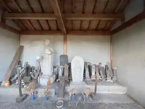 地蔵尊の{uncategorized: "未分類", other: "その他", undefined: "問題あり", building: "その他建物", grave: "お墓", sacred_gate: "鳥居", guardian: "狛犬", statue: "像", buddha: "仏像", history: "歴史", nature: "自然", garden: "庭園", animal: "動物", pagoda: "塔", temizu: "手水舎", mountain_gate: "山門・神門", sanctuary: "本殿・本堂", subordinate: "末社・摂社", art: "芸術", scenery: "景色", jizo: "地蔵", ema: "絵馬", goshuin: "御朱印", omikuji: "おみくじ", items: "授与品その他", amulet: "お守り", goshuincho: "御朱印帳", eats: "食事", festival: "お祭り", votive_dance: "神楽", shichigosan: "七五三参", wedding: "結婚式", experience: "体験その他", initially: "初詣", around: "周辺", anti_infection: "感染症対策"}