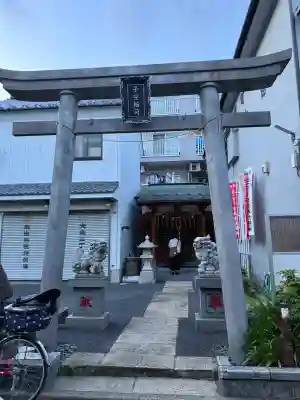 子安稲荷神社の{uncategorized: "未分類", other: "その他", undefined: "問題あり", building: "その他建物", grave: "お墓", sacred_gate: "鳥居", guardian: "狛犬", statue: "像", buddha: "仏像", history: "歴史", nature: "自然", garden: "庭園", animal: "動物", pagoda: "塔", temizu: "手水舎", mountain_gate: "山門・神門", sanctuary: "本殿・本堂", subordinate: "末社・摂社", art: "芸術", scenery: "景色", jizo: "地蔵", ema: "絵馬", goshuin: "御朱印", omikuji: "おみくじ", items: "授与品その他", amulet: "お守り", goshuincho: "御朱印帳", eats: "食事", festival: "お祭り", votive_dance: "神楽", shichigosan: "七五三参", wedding: "結婚式", experience: "体験その他", initially: "初詣", around: "周辺", anti_infection: "感染症対策"}