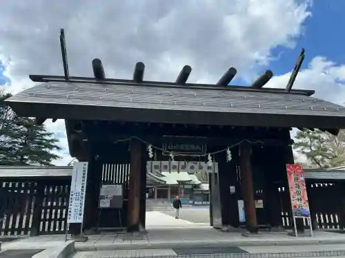 札幌護國神社の{uncategorized: "未分類", other: "その他", undefined: "問題あり", building: "その他建物", grave: "お墓", sacred_gate: "鳥居", guardian: "狛犬", statue: "像", buddha: "仏像", history: "歴史", nature: "自然", garden: "庭園", animal: "動物", pagoda: "塔", temizu: "手水舎", mountain_gate: "山門・神門", sanctuary: "本殿・本堂", subordinate: "末社・摂社", art: "芸術", scenery: "景色", jizo: "地蔵", ema: "絵馬", goshuin: "御朱印", omikuji: "おみくじ", items: "授与品その他", amulet: "お守り", goshuincho: "御朱印帳", eats: "食事", festival: "お祭り", votive_dance: "神楽", shichigosan: "七五三参", wedding: "結婚式", experience: "体験その他", initially: "初詣", around: "周辺", anti_infection: "感染症対策"}