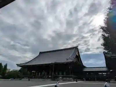 東本願寺（真宗本廟）の{uncategorized: "未分類", other: "その他", undefined: "問題あり", building: "その他建物", grave: "お墓", sacred_gate: "鳥居", guardian: "狛犬", statue: "像", buddha: "仏像", history: "歴史", nature: "自然", garden: "庭園", animal: "動物", pagoda: "塔", temizu: "手水舎", mountain_gate: "山門・神門", sanctuary: "本殿・本堂", subordinate: "末社・摂社", art: "芸術", scenery: "景色", jizo: "地蔵", ema: "絵馬", goshuin: "御朱印", omikuji: "おみくじ", items: "授与品その他", amulet: "お守り", goshuincho: "御朱印帳", eats: "食事", festival: "お祭り", votive_dance: "神楽", shichigosan: "七五三参", wedding: "結婚式", experience: "体験その他", initially: "初詣", around: "周辺", anti_infection: "感染症対策"}