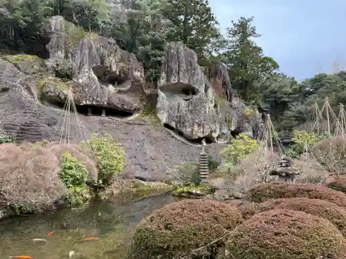 那谷寺の{uncategorized: "未分類", other: "その他", undefined: "問題あり", building: "その他建物", grave: "お墓", sacred_gate: "鳥居", guardian: "狛犬", statue: "像", buddha: "仏像", history: "歴史", nature: "自然", garden: "庭園", animal: "動物", pagoda: "塔", temizu: "手水舎", mountain_gate: "山門・神門", sanctuary: "本殿・本堂", subordinate: "末社・摂社", art: "芸術", scenery: "景色", jizo: "地蔵", ema: "絵馬", goshuin: "御朱印", omikuji: "おみくじ", items: "授与品その他", amulet: "お守り", goshuincho: "御朱印帳", eats: "食事", festival: "お祭り", votive_dance: "神楽", shichigosan: "七五三参", wedding: "結婚式", experience: "体験その他", initially: "初詣", around: "周辺", anti_infection: "感染症対策"}