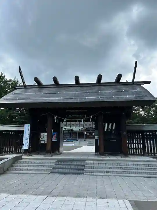 札幌護國神社の山門・神門