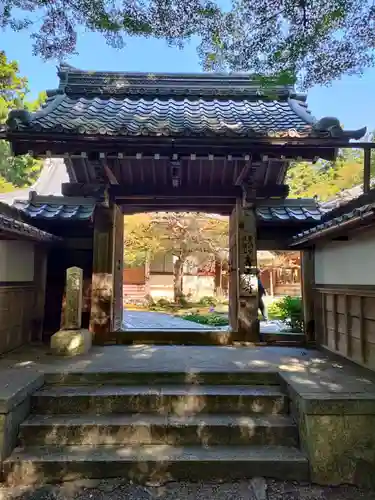 吸湖山　青岸寺の山門