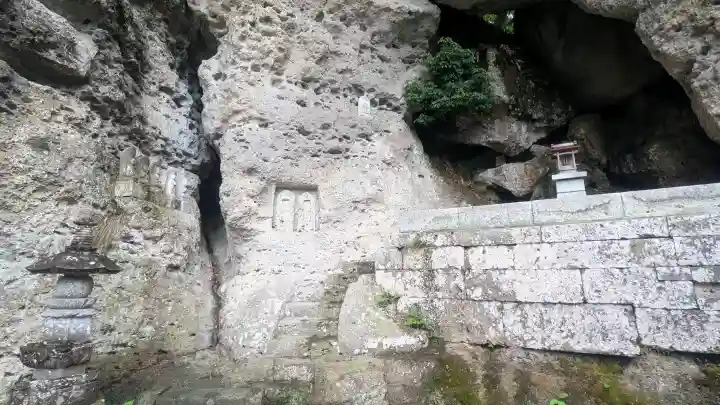 大谷寺の{uncategorized: "未分類", other: "その他", undefined: "問題あり", building: "その他建物", grave: "お墓", sacred_gate: "鳥居", guardian: "狛犬", statue: "像", buddha: "仏像", history: "歴史", nature: "自然", garden: "庭園", animal: "動物", pagoda: "塔", temizu: "手水舎", mountain_gate: "山門・神門", sanctuary: "本殿・本堂", subordinate: "末社・摂社", art: "芸術", scenery: "景色", jizo: "地蔵", ema: "絵馬", goshuin: "御朱印", omikuji: "おみくじ", items: "授与品その他", amulet: "お守り", goshuincho: "御朱印帳", eats: "食事", festival: "お祭り", votive_dance: "神楽", shichigosan: "七五三参", wedding: "結婚式", experience: "体験その他", initially: "初詣", around: "周辺", anti_infection: "感染症対策"}