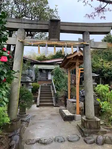 横浜御嶽神社の鳥居