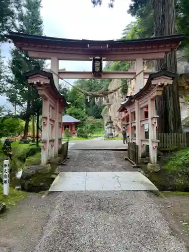 達谷西光寺の鳥居