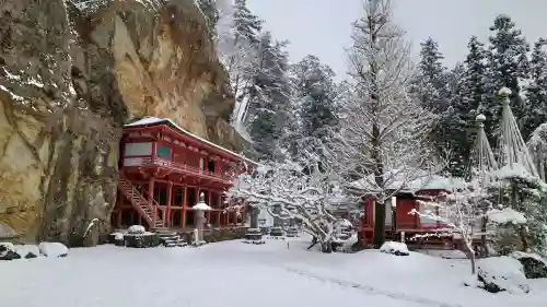達谷窟毘沙門堂の{uncategorized: "未分類", other: "その他", undefined: "問題あり", building: "その他建物", grave: "お墓", sacred_gate: "鳥居", guardian: "狛犬", statue: "像", buddha: "仏像", history: "歴史", nature: "自然", garden: "庭園", animal: "動物", pagoda: "塔", temizu: "手水舎", mountain_gate: "山門・神門", sanctuary: "本殿・本堂", subordinate: "末社・摂社", art: "芸術", scenery: "景色", jizo: "地蔵", ema: "絵馬", goshuin: "御朱印", omikuji: "おみくじ", items: "授与品その他", amulet: "お守り", goshuincho: "御朱印帳", eats: "食事", festival: "お祭り", votive_dance: "神楽", shichigosan: "七五三参", wedding: "結婚式", experience: "体験その他", initially: "初詣", around: "周辺", anti_infection: "感染症対策"}