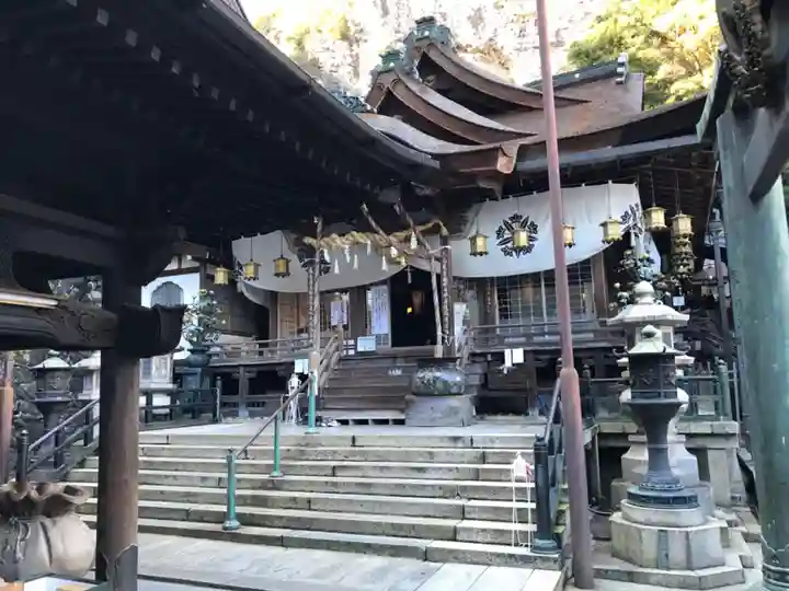 宝山寺の本殿・本堂