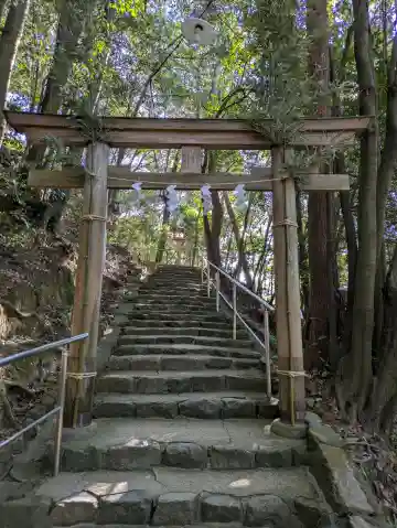 活日神社(大神神社摂社)の{uncategorized: "未分類", other: "その他", undefined: "問題あり", building: "その他建物", grave: "お墓", sacred_gate: "鳥居", guardian: "狛犬", statue: "像", buddha: "仏像", history: "歴史", nature: "自然", garden: "庭園", animal: "動物", pagoda: "塔", temizu: "手水舎", mountain_gate: "山門・神門", sanctuary: "本殿・本堂", subordinate: "末社・摂社", art: "芸術", scenery: "景色", jizo: "地蔵", ema: "絵馬", goshuin: "御朱印", omikuji: "おみくじ", items: "授与品その他", amulet: "お守り", goshuincho: "御朱印帳", eats: "食事", festival: "お祭り", votive_dance: "神楽", shichigosan: "七五三参", wedding: "結婚式", experience: "体験その他", initially: "初詣", around: "周辺", anti_infection: "感染症対策"}