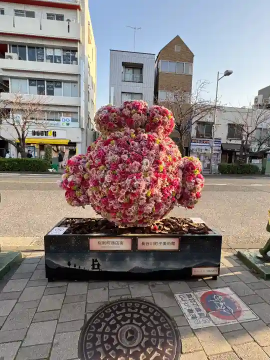 桜神宮の{uncategorized: "未分類", other: "その他", undefined: "問題あり", building: "その他建物", grave: "お墓", sacred_gate: "鳥居", guardian: "狛犬", statue: "像", buddha: "仏像", history: "歴史", nature: "自然", garden: "庭園", animal: "動物", pagoda: "塔", temizu: "手水舎", mountain_gate: "山門・神門", sanctuary: "本殿・本堂", subordinate: "末社・摂社", art: "芸術", scenery: "景色", jizo: "地蔵", ema: "絵馬", goshuin: "御朱印", omikuji: "おみくじ", items: "授与品その他", amulet: "お守り", goshuincho: "御朱印帳", eats: "食事", festival: "お祭り", votive_dance: "神楽", shichigosan: "七五三参", wedding: "結婚式", experience: "体験その他", initially: "初詣", around: "周辺", anti_infection: "感染症対策"}
