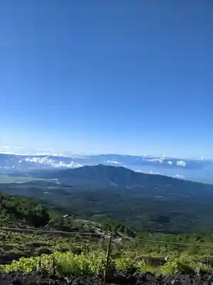 富士山頂上浅間大社奥宮の景色