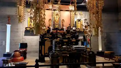 直行寺の本殿・本堂