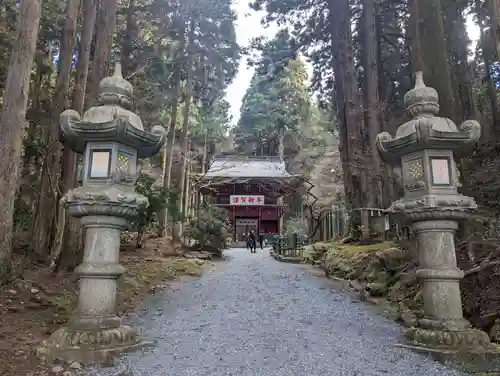 御岩神社の山門・神門