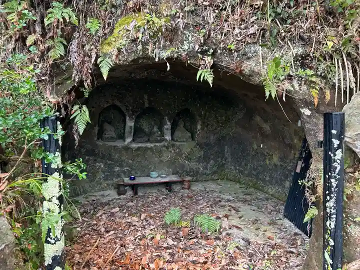 日運寺の{uncategorized: "未分類", other: "その他", undefined: "問題あり", building: "その他建物", grave: "お墓", sacred_gate: "鳥居", guardian: "狛犬", statue: "像", buddha: "仏像", history: "歴史", nature: "自然", garden: "庭園", animal: "動物", pagoda: "塔", temizu: "手水舎", mountain_gate: "山門・神門", sanctuary: "本殿・本堂", subordinate: "末社・摂社", art: "芸術", scenery: "景色", jizo: "地蔵", ema: "絵馬", goshuin: "御朱印", omikuji: "おみくじ", items: "授与品その他", amulet: "お守り", goshuincho: "御朱印帳", eats: "食事", festival: "お祭り", votive_dance: "神楽", shichigosan: "七五三参", wedding: "結婚式", experience: "体験その他", initially: "初詣", around: "周辺", anti_infection: "感染症対策"}