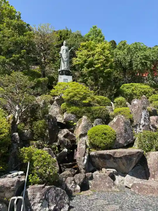 青岸渡寺の{uncategorized: "未分類", other: "その他", undefined: "問題あり", building: "その他建物", grave: "お墓", sacred_gate: "鳥居", guardian: "狛犬", statue: "像", buddha: "仏像", history: "歴史", nature: "自然", garden: "庭園", animal: "動物", pagoda: "塔", temizu: "手水舎", mountain_gate: "山門・神門", sanctuary: "本殿・本堂", subordinate: "末社・摂社", art: "芸術", scenery: "景色", jizo: "地蔵", ema: "絵馬", goshuin: "御朱印", omikuji: "おみくじ", items: "授与品その他", amulet: "お守り", goshuincho: "御朱印帳", eats: "食事", festival: "お祭り", votive_dance: "神楽", shichigosan: "七五三参", wedding: "結婚式", experience: "体験その他", initially: "初詣", around: "周辺", anti_infection: "感染症対策"}