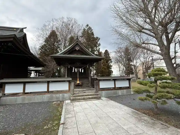鳥海月山両所宮の{uncategorized: "未分類", other: "その他", undefined: "問題あり", building: "その他建物", grave: "お墓", sacred_gate: "鳥居", guardian: "狛犬", statue: "像", buddha: "仏像", history: "歴史", nature: "自然", garden: "庭園", animal: "動物", pagoda: "塔", temizu: "手水舎", mountain_gate: "山門・神門", sanctuary: "本殿・本堂", subordinate: "末社・摂社", art: "芸術", scenery: "景色", jizo: "地蔵", ema: "絵馬", goshuin: "御朱印", omikuji: "おみくじ", items: "授与品その他", amulet: "お守り", goshuincho: "御朱印帳", eats: "食事", festival: "お祭り", votive_dance: "神楽", shichigosan: "七五三参", wedding: "結婚式", experience: "体験その他", initially: "初詣", around: "周辺", anti_infection: "感染症対策"}