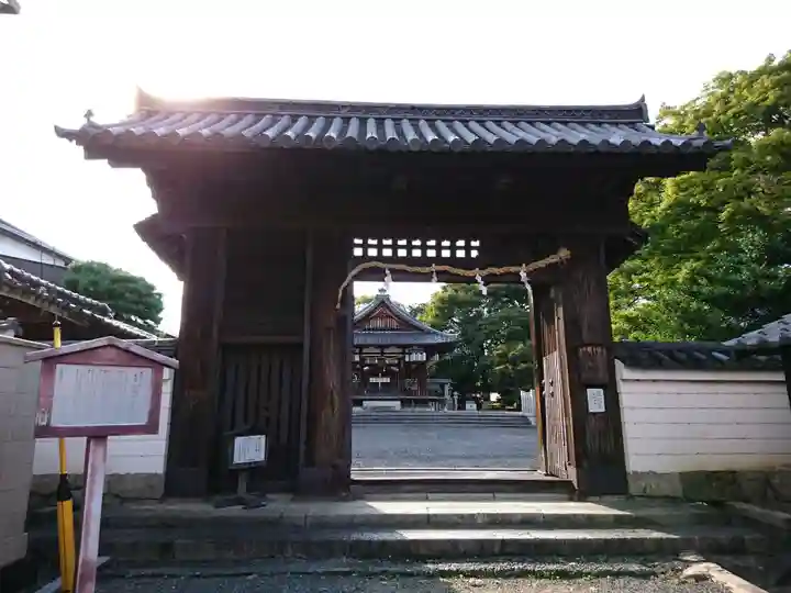 篠津神社の山門・神門