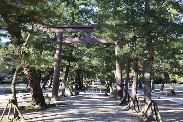 出雲大社の{uncategorized: "未分類", other: "その他", undefined: "問題あり", building: "その他建物", grave: "お墓", sacred_gate: "鳥居", guardian: "狛犬", statue: "像", buddha: "仏像", history: "歴史", nature: "自然", garden: "庭園", animal: "動物", pagoda: "塔", temizu: "手水舎", mountain_gate: "山門・神門", sanctuary: "本殿・本堂", subordinate: "末社・摂社", art: "芸術", scenery: "景色", jizo: "地蔵", ema: "絵馬", goshuin: "御朱印", omikuji: "おみくじ", items: "授与品その他", amulet: "お守り", goshuincho: "御朱印帳", eats: "食事", festival: "お祭り", votive_dance: "神楽", shichigosan: "七五三参", wedding: "結婚式", experience: "体験その他", initially: "初詣", around: "周辺", anti_infection: "感染症対策"}