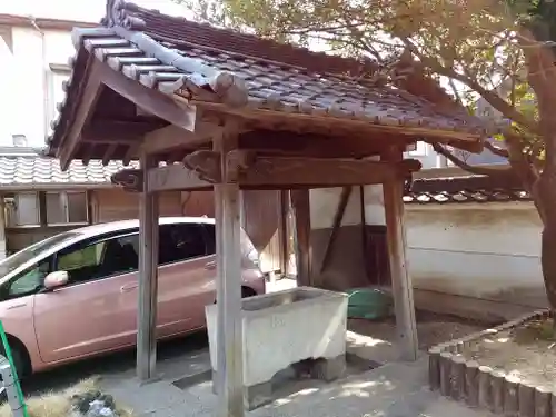 常行院の手水舎