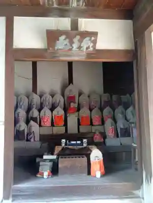 誓願寺の{uncategorized: "未分類", other: "その他", undefined: "問題あり", building: "その他建物", grave: "お墓", sacred_gate: "鳥居", guardian: "狛犬", statue: "像", buddha: "仏像", history: "歴史", nature: "自然", garden: "庭園", animal: "動物", pagoda: "塔", temizu: "手水舎", mountain_gate: "山門・神門", sanctuary: "本殿・本堂", subordinate: "末社・摂社", art: "芸術", scenery: "景色", jizo: "地蔵", ema: "絵馬", goshuin: "御朱印", omikuji: "おみくじ", items: "授与品その他", amulet: "お守り", goshuincho: "御朱印帳", eats: "食事", festival: "お祭り", votive_dance: "神楽", shichigosan: "七五三参", wedding: "結婚式", experience: "体験その他", initially: "初詣", around: "周辺", anti_infection: "感染症対策"}