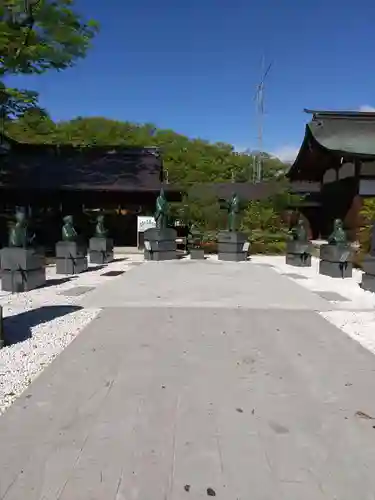 象山神社の像