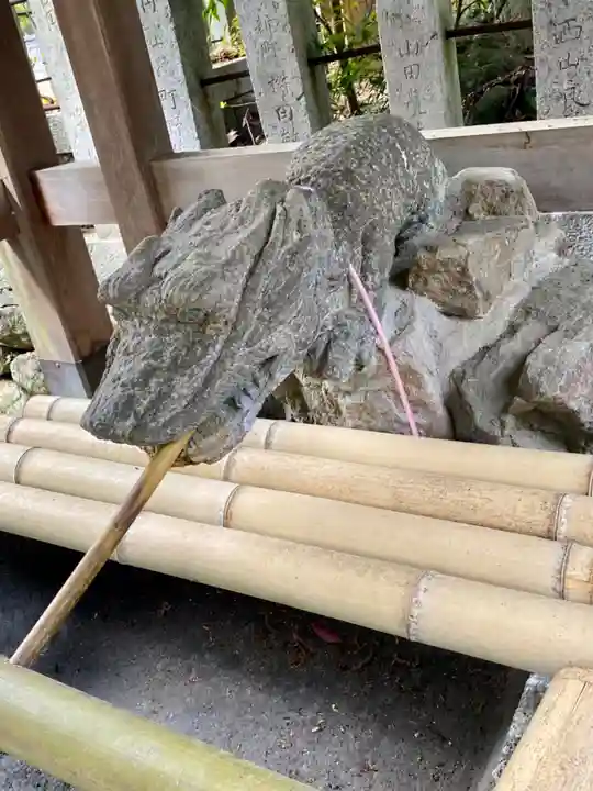 宇流冨志禰神社の手水舎