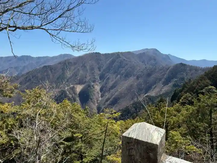 三峯神社奥宮の{uncategorized: "未分類", other: "その他", undefined: "問題あり", building: "その他建物", grave: "お墓", sacred_gate: "鳥居", guardian: "狛犬", statue: "像", buddha: "仏像", history: "歴史", nature: "自然", garden: "庭園", animal: "動物", pagoda: "塔", temizu: "手水舎", mountain_gate: "山門・神門", sanctuary: "本殿・本堂", subordinate: "末社・摂社", art: "芸術", scenery: "景色", jizo: "地蔵", ema: "絵馬", goshuin: "御朱印", omikuji: "おみくじ", items: "授与品その他", amulet: "お守り", goshuincho: "御朱印帳", eats: "食事", festival: "お祭り", votive_dance: "神楽", shichigosan: "七五三参", wedding: "結婚式", experience: "体験その他", initially: "初詣", around: "周辺", anti_infection: "感染症対策"}