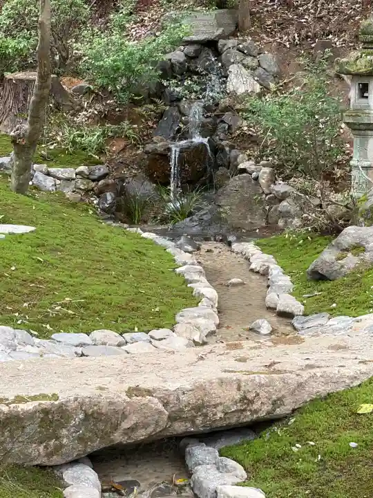 粟田神社の{uncategorized: "未分類", other: "その他", undefined: "問題あり", building: "その他建物", grave: "お墓", sacred_gate: "鳥居", guardian: "狛犬", statue: "像", buddha: "仏像", history: "歴史", nature: "自然", garden: "庭園", animal: "動物", pagoda: "塔", temizu: "手水舎", mountain_gate: "山門・神門", sanctuary: "本殿・本堂", subordinate: "末社・摂社", art: "芸術", scenery: "景色", jizo: "地蔵", ema: "絵馬", goshuin: "御朱印", omikuji: "おみくじ", items: "授与品その他", amulet: "お守り", goshuincho: "御朱印帳", eats: "食事", festival: "お祭り", votive_dance: "神楽", shichigosan: "七五三参", wedding: "結婚式", experience: "体験その他", initially: "初詣", around: "周辺", anti_infection: "感染症対策"}