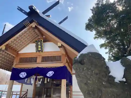 石山神社の本殿