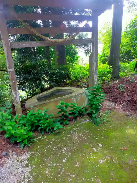菅布禰神社の手水舎