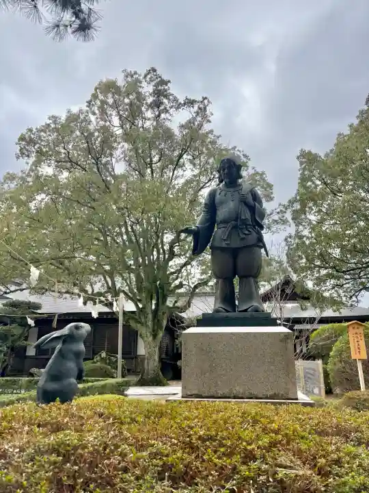 出雲大社の{uncategorized: "未分類", other: "その他", undefined: "問題あり", building: "その他建物", grave: "お墓", sacred_gate: "鳥居", guardian: "狛犬", statue: "像", buddha: "仏像", history: "歴史", nature: "自然", garden: "庭園", animal: "動物", pagoda: "塔", temizu: "手水舎", mountain_gate: "山門・神門", sanctuary: "本殿・本堂", subordinate: "末社・摂社", art: "芸術", scenery: "景色", jizo: "地蔵", ema: "絵馬", goshuin: "御朱印", omikuji: "おみくじ", items: "授与品その他", amulet: "お守り", goshuincho: "御朱印帳", eats: "食事", festival: "お祭り", votive_dance: "神楽", shichigosan: "七五三参", wedding: "結婚式", experience: "体験その他", initially: "初詣", around: "周辺", anti_infection: "感染症対策"}