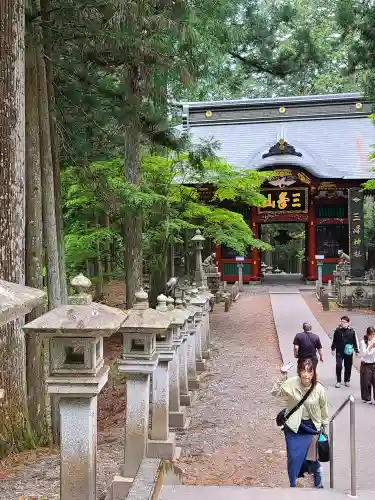 三峯神社の{uncategorized: "未分類", other: "その他", undefined: "問題あり", building: "その他建物", grave: "お墓", sacred_gate: "鳥居", guardian: "狛犬", statue: "像", buddha: "仏像", history: "歴史", nature: "自然", garden: "庭園", animal: "動物", pagoda: "塔", temizu: "手水舎", mountain_gate: "山門・神門", sanctuary: "本殿・本堂", subordinate: "末社・摂社", art: "芸術", scenery: "景色", jizo: "地蔵", ema: "絵馬", goshuin: "御朱印", omikuji: "おみくじ", items: "授与品その他", amulet: "お守り", goshuincho: "御朱印帳", eats: "食事", festival: "お祭り", votive_dance: "神楽", shichigosan: "七五三参", wedding: "結婚式", experience: "体験その他", initially: "初詣", around: "周辺", anti_infection: "感染症対策"}