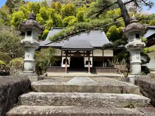 紹楽寺の{uncategorized: "未分類", other: "その他", undefined: "問題あり", building: "その他建物", grave: "お墓", sacred_gate: "鳥居", guardian: "狛犬", statue: "像", buddha: "仏像", history: "歴史", nature: "自然", garden: "庭園", animal: "動物", pagoda: "塔", temizu: "手水舎", mountain_gate: "山門・神門", sanctuary: "本殿・本堂", subordinate: "末社・摂社", art: "芸術", scenery: "景色", jizo: "地蔵", ema: "絵馬", goshuin: "御朱印", omikuji: "おみくじ", items: "授与品その他", amulet: "お守り", goshuincho: "御朱印帳", eats: "食事", festival: "お祭り", votive_dance: "神楽", shichigosan: "七五三参", wedding: "結婚式", experience: "体験その他", initially: "初詣", around: "周辺", anti_infection: "感染症対策"}