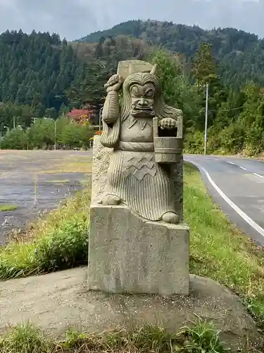 真山神社の像