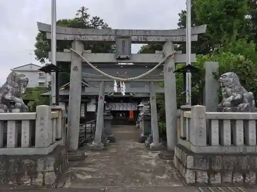 白蛇辨財天の鳥居