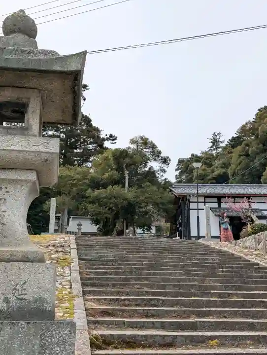 山王宮日吉神社の{uncategorized: "未分類", other: "その他", undefined: "問題あり", building: "その他建物", grave: "お墓", sacred_gate: "鳥居", guardian: "狛犬", statue: "像", buddha: "仏像", history: "歴史", nature: "自然", garden: "庭園", animal: "動物", pagoda: "塔", temizu: "手水舎", mountain_gate: "山門・神門", sanctuary: "本殿・本堂", subordinate: "末社・摂社", art: "芸術", scenery: "景色", jizo: "地蔵", ema: "絵馬", goshuin: "御朱印", omikuji: "おみくじ", items: "授与品その他", amulet: "お守り", goshuincho: "御朱印帳", eats: "食事", festival: "お祭り", votive_dance: "神楽", shichigosan: "七五三参", wedding: "結婚式", experience: "体験その他", initially: "初詣", around: "周辺", anti_infection: "感染症対策"}
