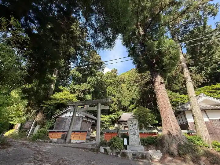 高天彦神社の{uncategorized: "未分類", other: "その他", undefined: "問題あり", building: "その他建物", grave: "お墓", sacred_gate: "鳥居", guardian: "狛犬", statue: "像", buddha: "仏像", history: "歴史", nature: "自然", garden: "庭園", animal: "動物", pagoda: "塔", temizu: "手水舎", mountain_gate: "山門・神門", sanctuary: "本殿・本堂", subordinate: "末社・摂社", art: "芸術", scenery: "景色", jizo: "地蔵", ema: "絵馬", goshuin: "御朱印", omikuji: "おみくじ", items: "授与品その他", amulet: "お守り", goshuincho: "御朱印帳", eats: "食事", festival: "お祭り", votive_dance: "神楽", shichigosan: "七五三参", wedding: "結婚式", experience: "体験その他", initially: "初詣", around: "周辺", anti_infection: "感染症対策"}