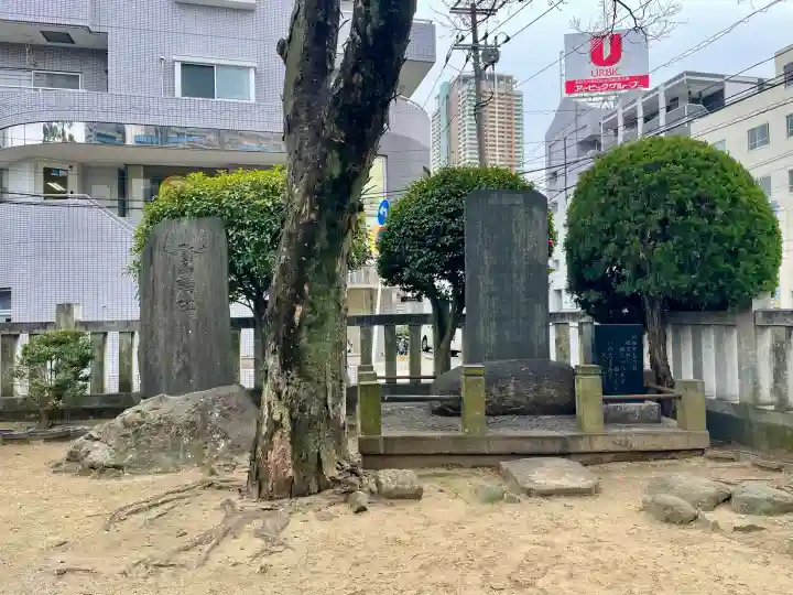 胡録神社の{uncategorized: "未分類", other: "その他", undefined: "問題あり", building: "その他建物", grave: "お墓", sacred_gate: "鳥居", guardian: "狛犬", statue: "像", buddha: "仏像", history: "歴史", nature: "自然", garden: "庭園", animal: "動物", pagoda: "塔", temizu: "手水舎", mountain_gate: "山門・神門", sanctuary: "本殿・本堂", subordinate: "末社・摂社", art: "芸術", scenery: "景色", jizo: "地蔵", ema: "絵馬", goshuin: "御朱印", omikuji: "おみくじ", items: "授与品その他", amulet: "お守り", goshuincho: "御朱印帳", eats: "食事", festival: "お祭り", votive_dance: "神楽", shichigosan: "七五三参", wedding: "結婚式", experience: "体験その他", initially: "初詣", around: "周辺", anti_infection: "感染症対策"}