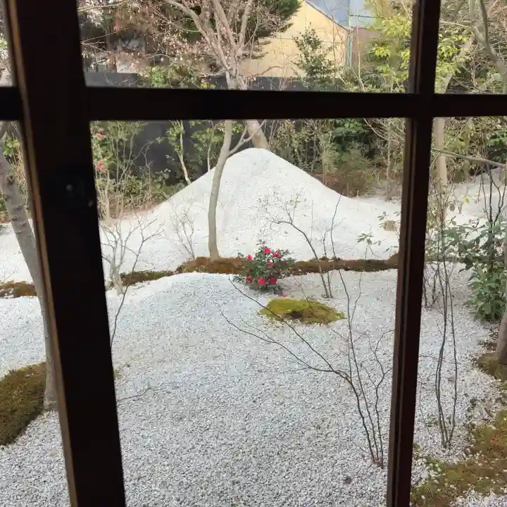 興聖寺の{uncategorized: "未分類", other: "その他", undefined: "問題あり", building: "その他建物", grave: "お墓", sacred_gate: "鳥居", guardian: "狛犬", statue: "像", buddha: "仏像", history: "歴史", nature: "自然", garden: "庭園", animal: "動物", pagoda: "塔", temizu: "手水舎", mountain_gate: "山門・神門", sanctuary: "本殿・本堂", subordinate: "末社・摂社", art: "芸術", scenery: "景色", jizo: "地蔵", ema: "絵馬", goshuin: "御朱印", omikuji: "おみくじ", items: "授与品その他", amulet: "お守り", goshuincho: "御朱印帳", eats: "食事", festival: "お祭り", votive_dance: "神楽", shichigosan: "七五三参", wedding: "結婚式", experience: "体験その他", initially: "初詣", around: "周辺", anti_infection: "感染症対策"}
