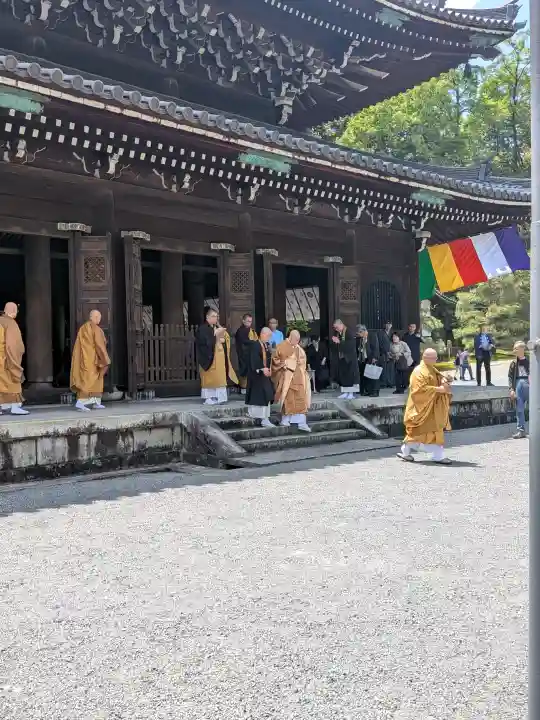 御寺 泉涌寺の{uncategorized: "未分類", other: "その他", undefined: "問題あり", building: "その他建物", grave: "お墓", sacred_gate: "鳥居", guardian: "狛犬", statue: "像", buddha: "仏像", history: "歴史", nature: "自然", garden: "庭園", animal: "動物", pagoda: "塔", temizu: "手水舎", mountain_gate: "山門・神門", sanctuary: "本殿・本堂", subordinate: "末社・摂社", art: "芸術", scenery: "景色", jizo: "地蔵", ema: "絵馬", goshuin: "御朱印", omikuji: "おみくじ", items: "授与品その他", amulet: "お守り", goshuincho: "御朱印帳", eats: "食事", festival: "お祭り", votive_dance: "神楽", shichigosan: "七五三参", wedding: "結婚式", experience: "体験その他", initially: "初詣", around: "周辺", anti_infection: "感染症対策"}