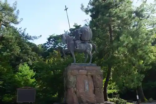 尾山神社の像