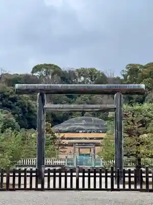 明治天皇伏見桃山陵の{uncategorized: "未分類", other: "その他", undefined: "問題あり", building: "その他建物", grave: "お墓", sacred_gate: "鳥居", guardian: "狛犬", statue: "像", buddha: "仏像", history: "歴史", nature: "自然", garden: "庭園", animal: "動物", pagoda: "塔", temizu: "手水舎", mountain_gate: "山門・神門", sanctuary: "本殿・本堂", subordinate: "末社・摂社", art: "芸術", scenery: "景色", jizo: "地蔵", ema: "絵馬", goshuin: "御朱印", omikuji: "おみくじ", items: "授与品その他", amulet: "お守り", goshuincho: "御朱印帳", eats: "食事", festival: "お祭り", votive_dance: "神楽", shichigosan: "七五三参", wedding: "結婚式", experience: "体験その他", initially: "初詣", around: "周辺", anti_infection: "感染症対策"}