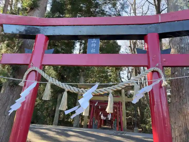 新屋山神社(山梨県)