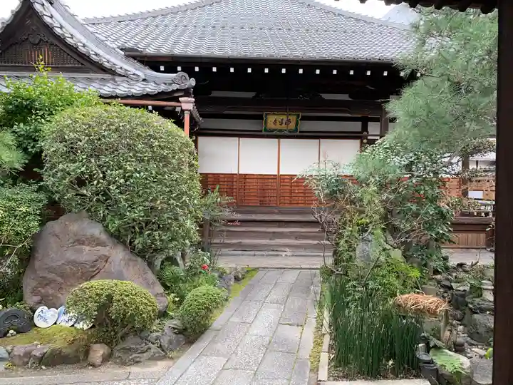 西導寺の本殿・本堂
