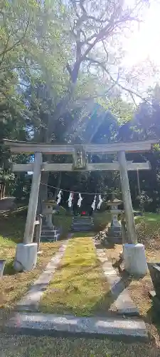 熊野神社の{uncategorized: "未分類", other: "その他", undefined: "問題あり", building: "その他建物", grave: "お墓", sacred_gate: "鳥居", guardian: "狛犬", statue: "像", buddha: "仏像", history: "歴史", nature: "自然", garden: "庭園", animal: "動物", pagoda: "塔", temizu: "手水舎", mountain_gate: "山門・神門", sanctuary: "本殿・本堂", subordinate: "末社・摂社", art: "芸術", scenery: "景色", jizo: "地蔵", ema: "絵馬", goshuin: "御朱印", omikuji: "おみくじ", items: "授与品その他", amulet: "お守り", goshuincho: "御朱印帳", eats: "食事", festival: "お祭り", votive_dance: "神楽", shichigosan: "七五三参", wedding: "結婚式", experience: "体験その他", initially: "初詣", around: "周辺", anti_infection: "感染症対策"}