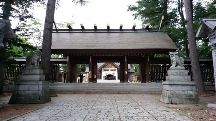 帯廣神社の山門・神門