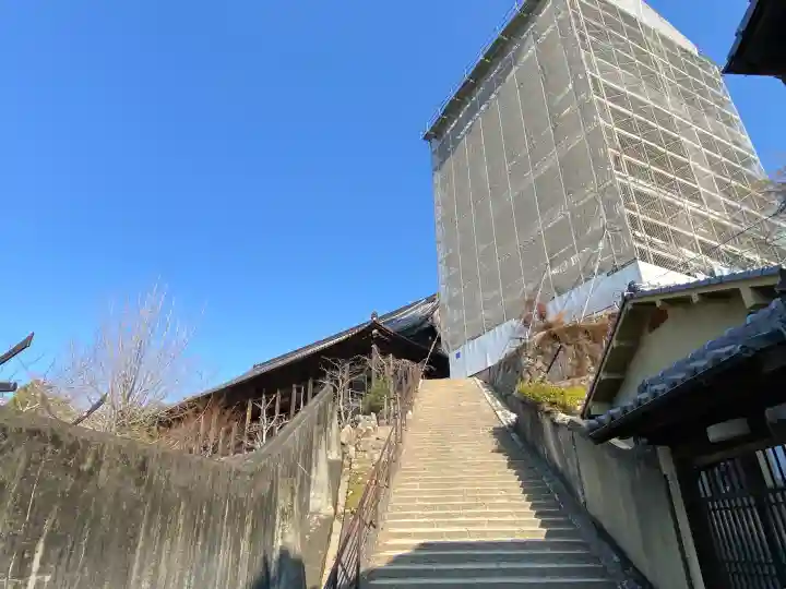 豊国神社 の{uncategorized: "未分類", other: "その他", undefined: "問題あり", building: "その他建物", grave: "お墓", sacred_gate: "鳥居", guardian: "狛犬", statue: "像", buddha: "仏像", history: "歴史", nature: "自然", garden: "庭園", animal: "動物", pagoda: "塔", temizu: "手水舎", mountain_gate: "山門・神門", sanctuary: "本殿・本堂", subordinate: "末社・摂社", art: "芸術", scenery: "景色", jizo: "地蔵", ema: "絵馬", goshuin: "御朱印", omikuji: "おみくじ", items: "授与品その他", amulet: "お守り", goshuincho: "御朱印帳", eats: "食事", festival: "お祭り", votive_dance: "神楽", shichigosan: "七五三参", wedding: "結婚式", experience: "体験その他", initially: "初詣", around: "周辺", anti_infection: "感染症対策"}